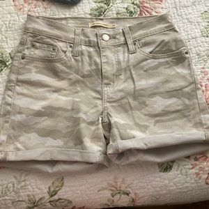 Levi’s short jean (mid length shorts)